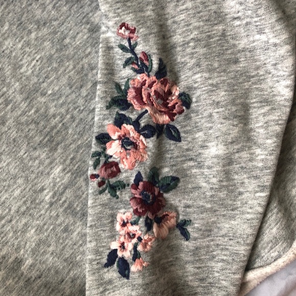 A&F: Cropped Sweater with Flowers - Picture 3 of 4